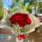 15 szálas vörös rózsa csokor rezgővel díszpapírban