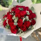 25 szálas vörös rózsa csokor eukaliptusszal és rezgővel díszpapírban