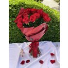 25 szál vörös rózsa díszpapírban