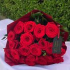 25 szál vörös rózsa díszpapírban