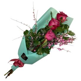 3 szál pink rózsa díszítve, díszpapírban