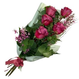 5 szál pink rózsa díszítve, díszpapírba csomagolva