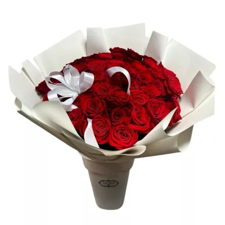 50 szálas vörös rózsa csokor fehér díszpapírban szalaggal, vázában