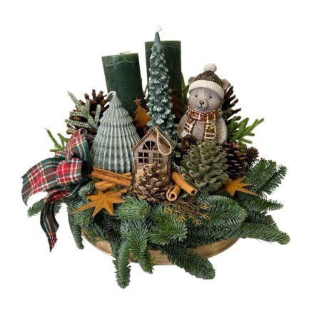 Adventi asztaldísz fa tálon macival, világító házikóval