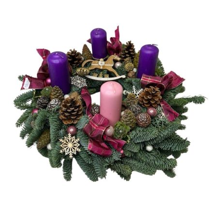 Adventi koszorú 3 lila, 1 rózsaszín gyertyával