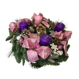   Adventi koszorú rózsaszín masnikkal, világító házikóval
