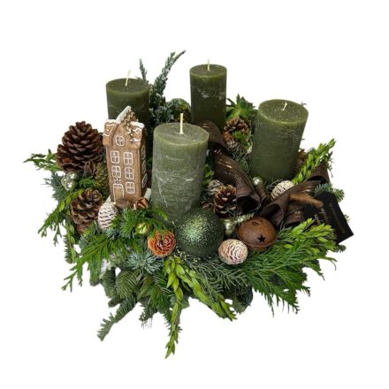 Adventi koszorú tobozokkal, kis házzal