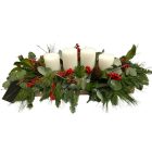 Adventi tál piros bogyókkal fa alapon