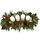 Adventi tál piros bogyókkal fa alapon