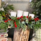 Adventi tál piros bogyókkal fa alapon