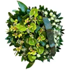 Zöld orchideás és flamingóvirágos álló koszorú – 80 cm