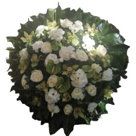   Álló koszorú zöld orchideával és flamingóval, fehér rózsával és más fehér virágokkal