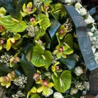 Zöld orchideás és flamingóvirágos álló koszorú – 80 cm