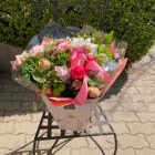 Anyák napi táskacsokor, rózsaszín - fehér vegyes virágokkal