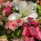 Anyák napi táskacsokor, rózsaszín - fehér vegyes virágokkal