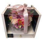Átlátszó kocka box vegyes virágokkal, Raffaelloval