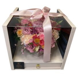 Átlátszó kocka box vegyes virágokkal, Raffaelloval