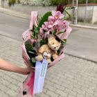 Ballagási csokor cimbidiummal és macival