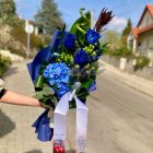 Ballagási csokor kék rózsával és hortenziával