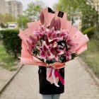 Ballagási csokor liliommal és betűzővel – választható színekben