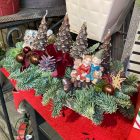 Fenyős adventi koszorú téglalap formájú fa alapon