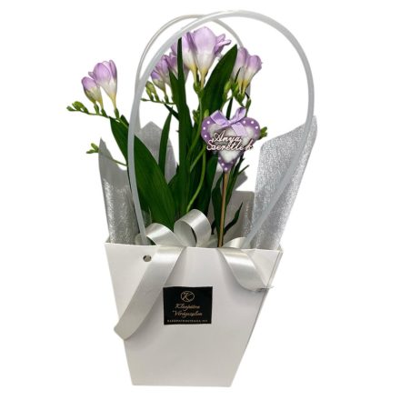 Frézia dísztasakban, anyák napi betűzővel