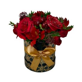 karácsonyi box vörösrózsával, bogyókkal