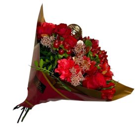 Karácsonyi tölcsércsokor bogyókkal