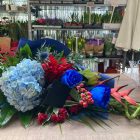 Kék - piros ballagási csokor kalapos betűzővel