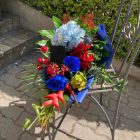 Kék - piros ballagási csokor kalapos betűzővel