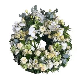   Krém-fehér-pasztellzöld görögkoszorú orchideával – 60 cm