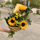 Napraforgós ballagási csokor szerencsebambusszal és betűzővel