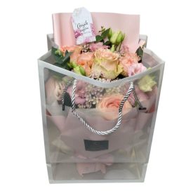 Pasztell csokor táskában anyák napi kártyával