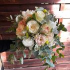 Pasztell menyasszonyi csokor vegyes virágokkal, eukaliptusszal