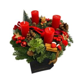 Piros adventi koszorú fenyő alapon