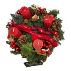 Piros adventi koszorú fenyő alapon