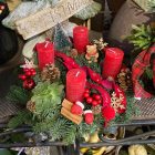 Piros adventi koszorú fenyő alapon