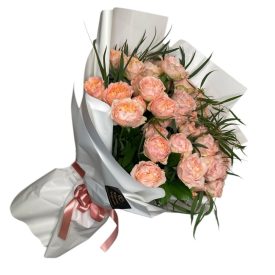   Romantikus rózsa csokor, 10 szál barack színű csoportos rózsából