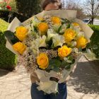 Rózsa csokor alstroemeriával, anyák napi betűzővel - sárga-fehér