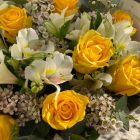 Rózsa csokor alstroemeriával, anyák napi betűzővel - sárga-fehér