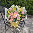 Tavaszi táska csokor anyák napi kártyával - barack, sárga