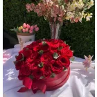 Vörös rózsa box  eukaliptusszal 25 szál