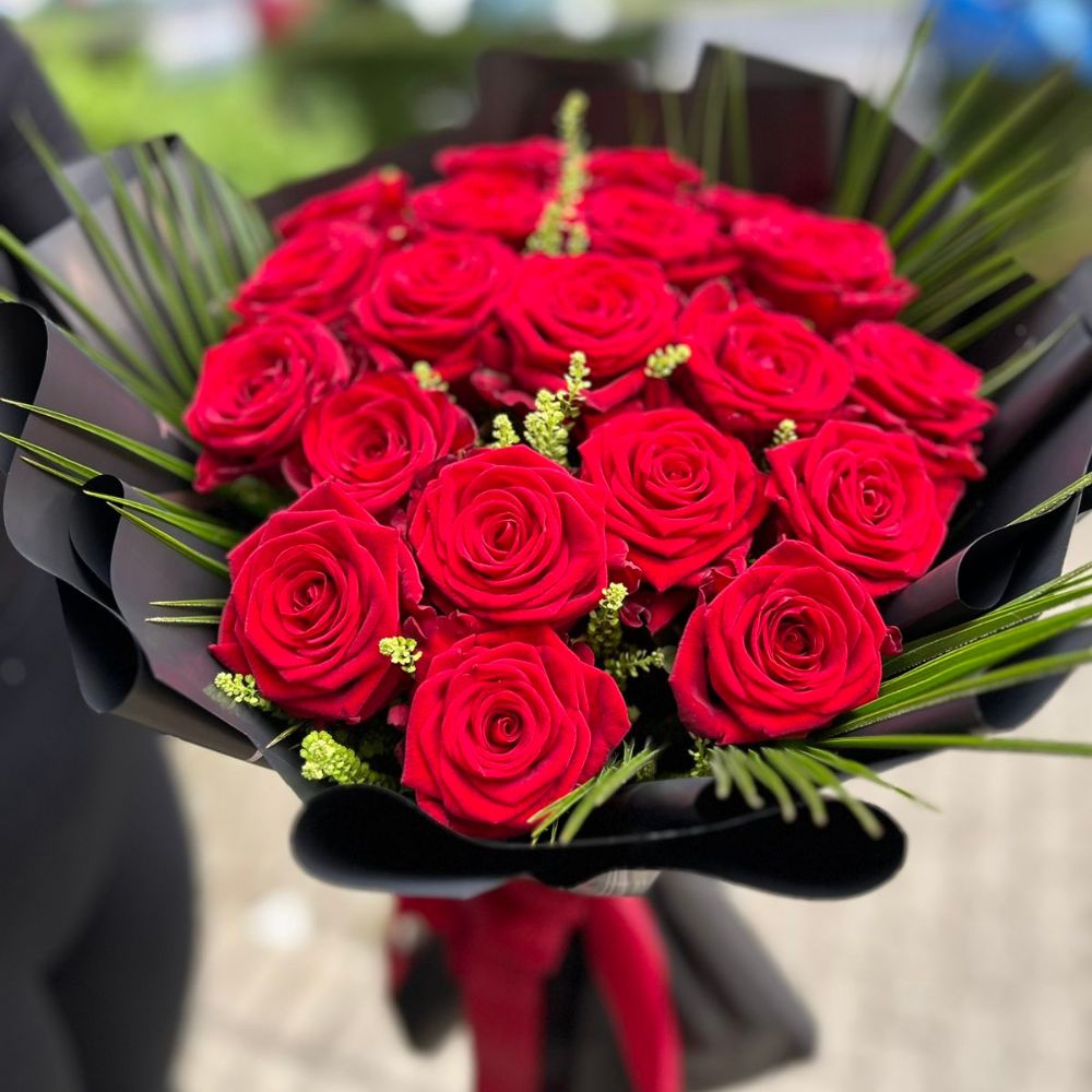 Egy csokor vörös rózsa többet mond minden szónál